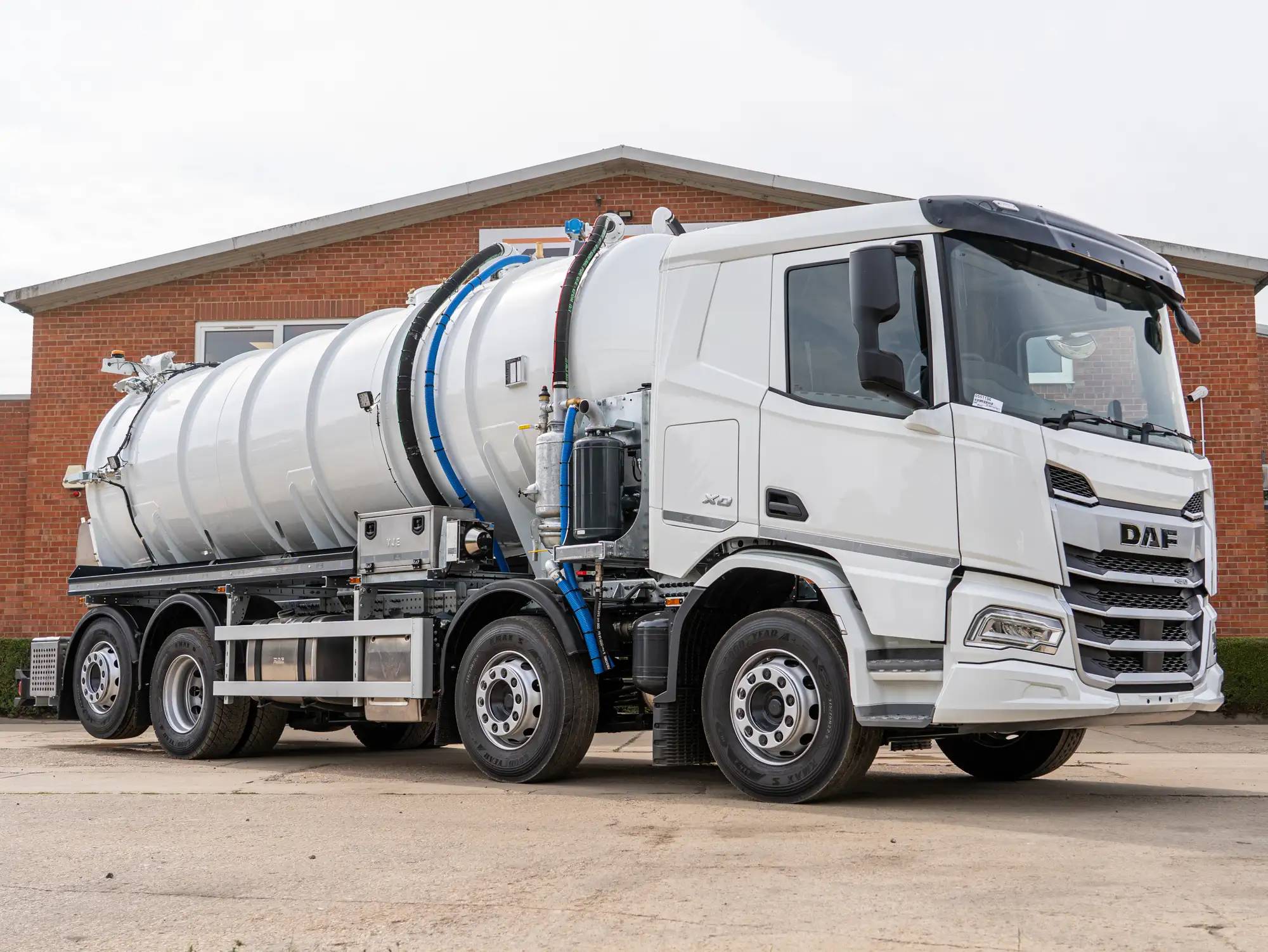 DAF XD 450 FAX 8×2 VJ Engineering Tanker