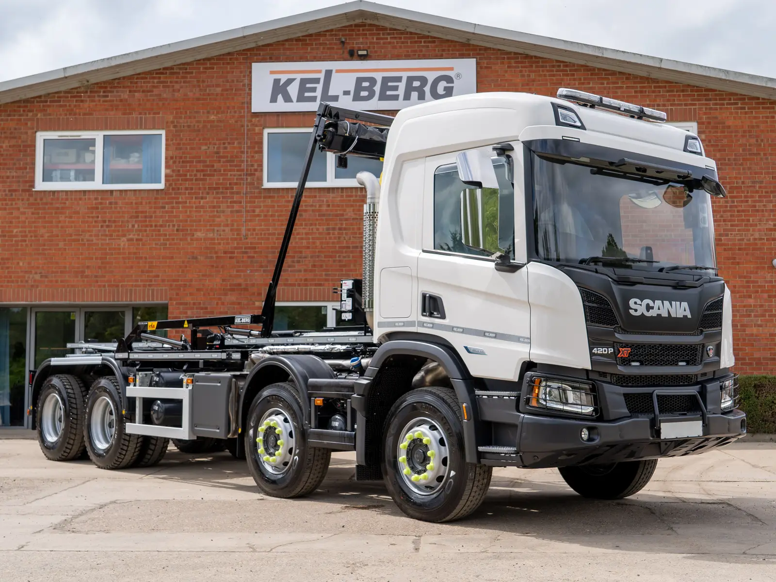 Scania P420 XT 8×4 Hyva Hook Loader